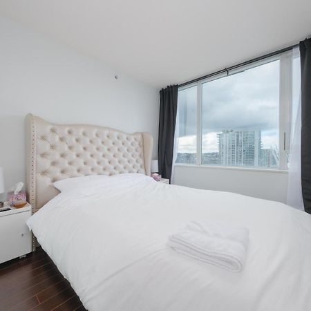 Central 1-Bedroom Apartment With Pool, Jacuzzi & Sauna Vancouver Exterior foto