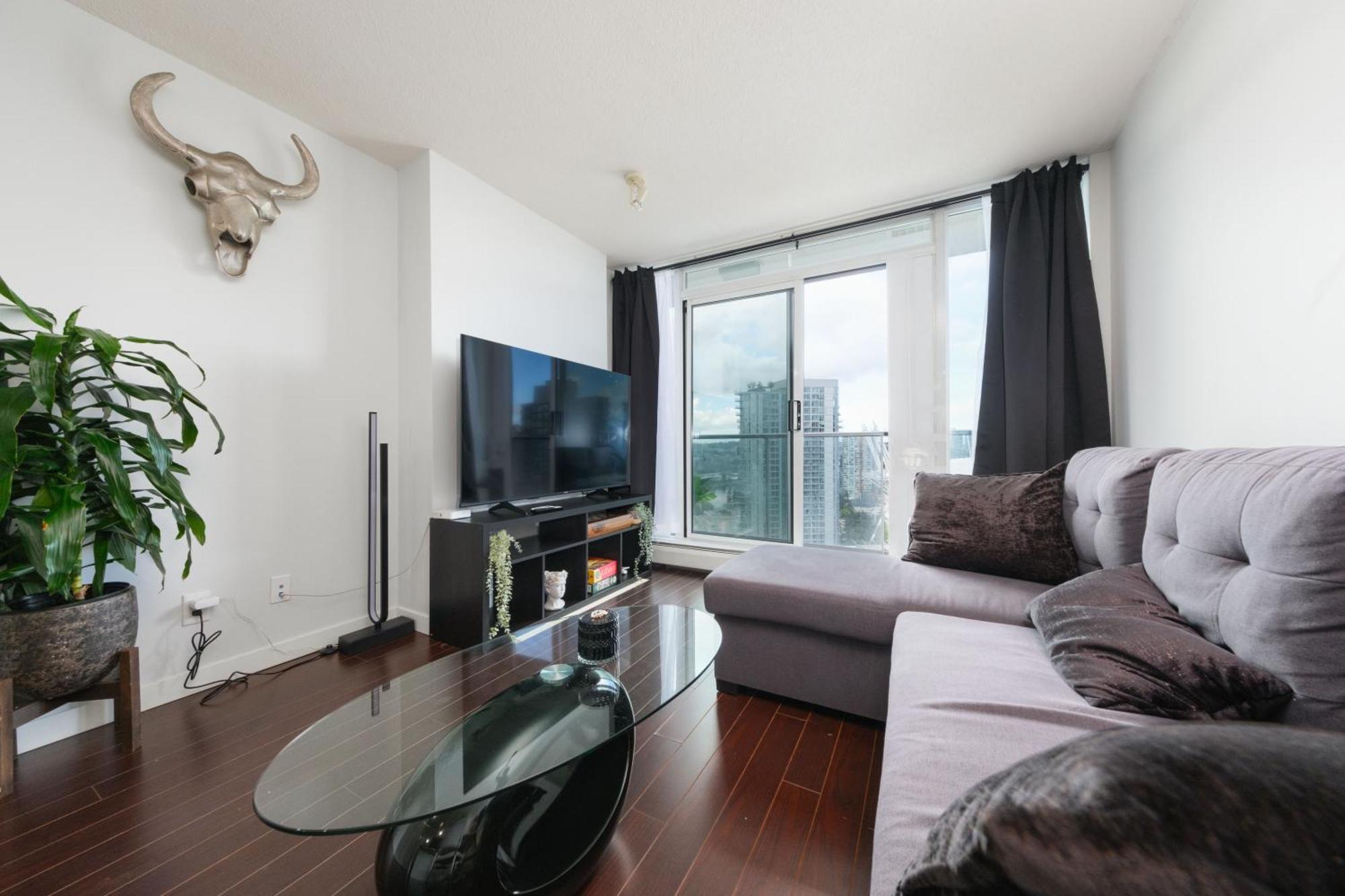 Central 1-Bedroom Apartment With Pool, Jacuzzi & Sauna Vancouver Exterior foto