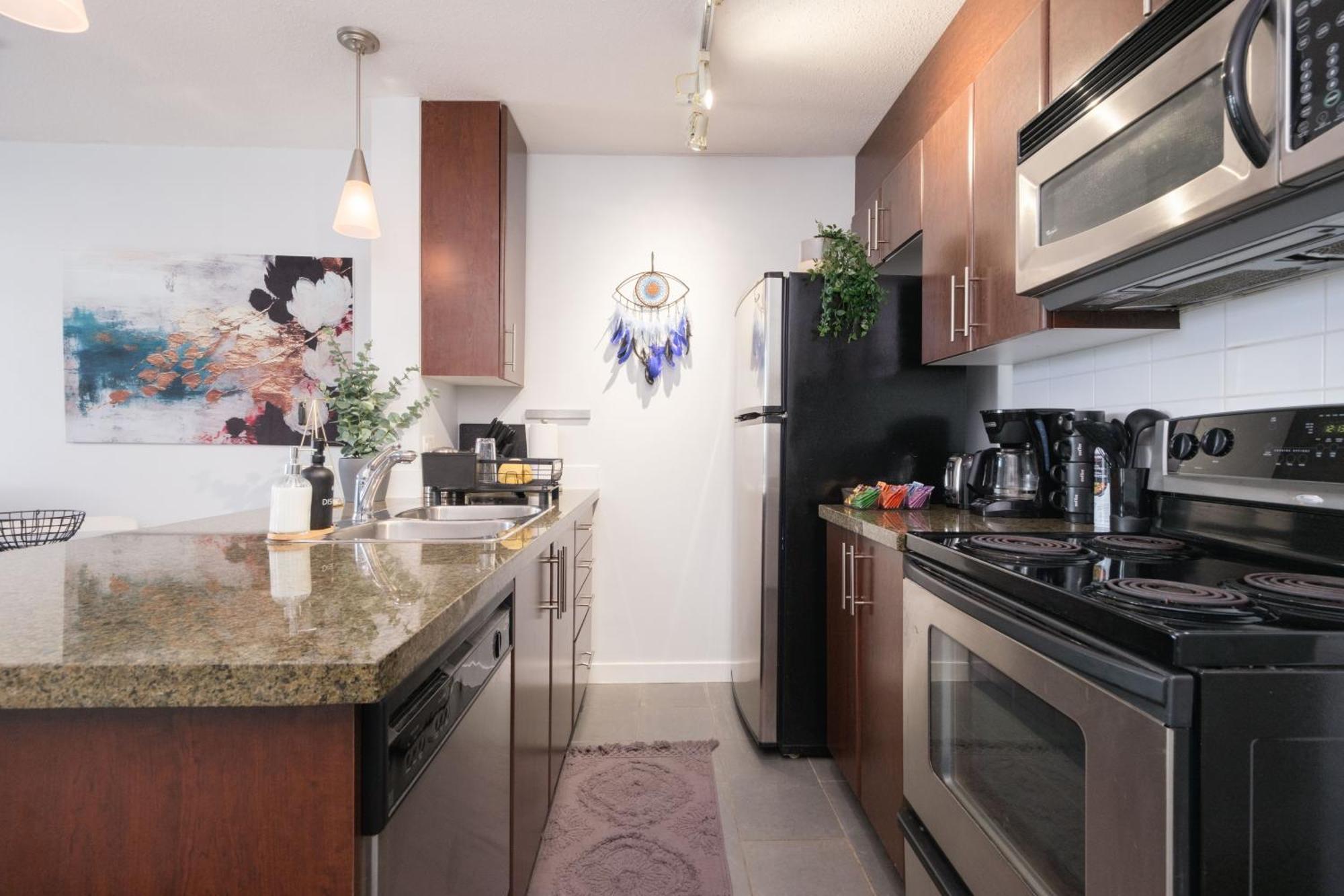Central 1-Bedroom Apartment With Pool, Jacuzzi & Sauna Vancouver Exterior foto